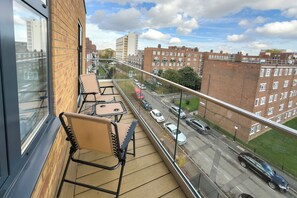 Property grounds - Modern 2Bedroom 2 Bathroom Apartment with Balcony close to London City Sleeps 6 (Greater London)