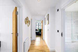 Interior - Modern 2Bedroom 2 Bathroom Apartment with Balcony close to London City Sleeps 6 (Greater London)