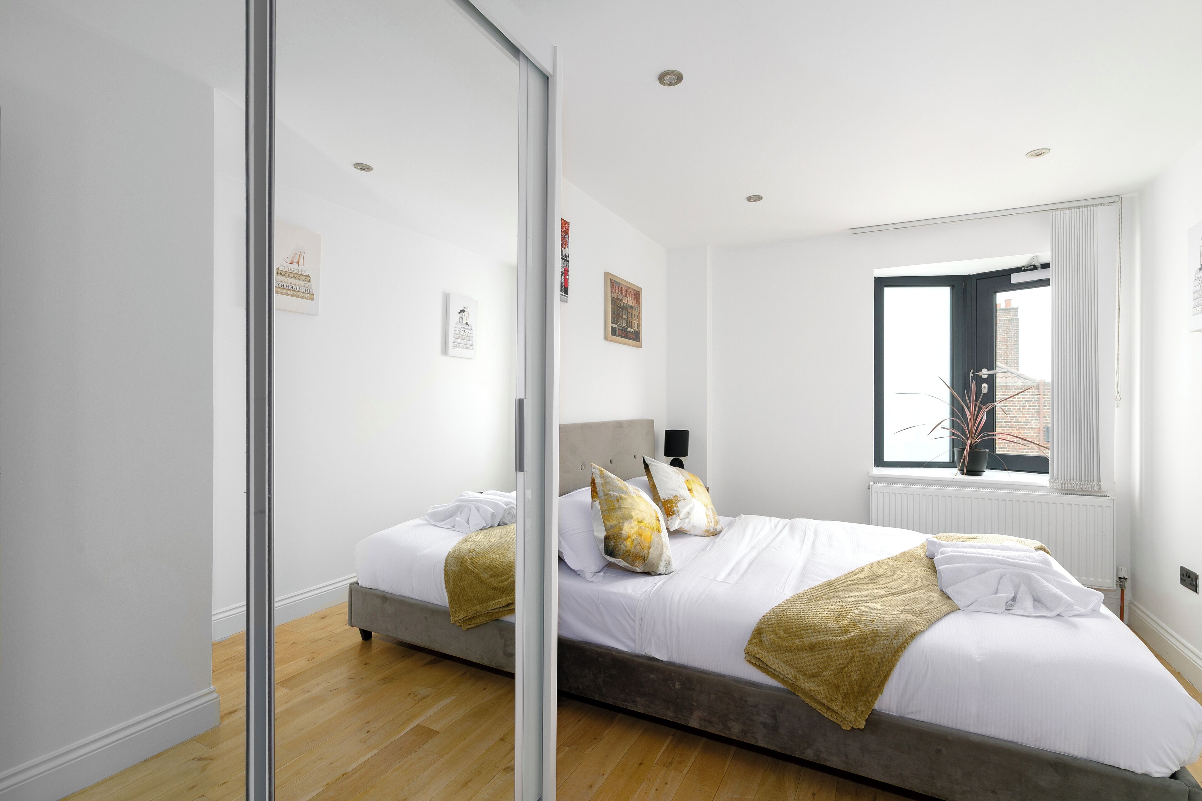 2 bedrooms, desk, iron/ironing board, travel crib