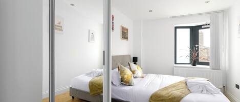 2 sovrum, skrivbord, strykjärn/strykbräda och resesäng