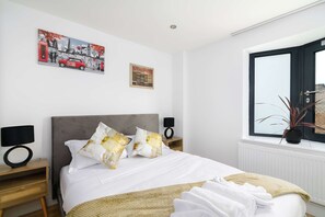 2 habitaciones, tabla de planchar con plancha y cuna de viaje 