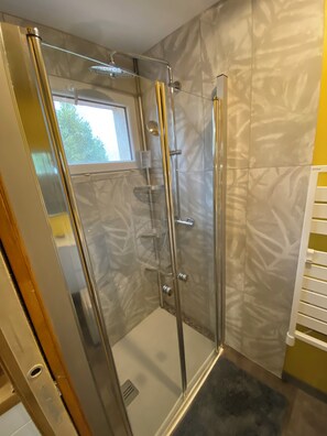 Dusj, hårføner, håndklær og toalettpapir