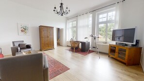 تلفزيون ذكي، مدفأة، ألعاب فيديو، مشغل دي في دي