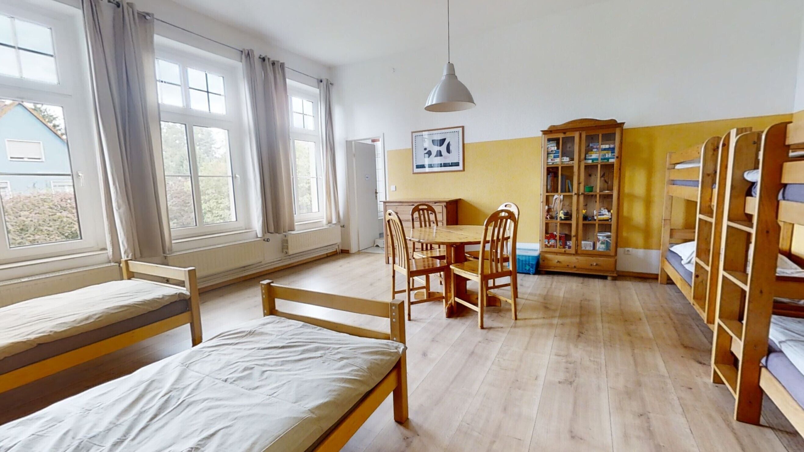 5 Schlafzimmer, Schreibtisch, Bügeleisen/Bügelbrett, Reisekinderbett
