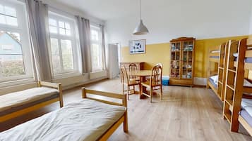 5 habitaciones, escritorio y tabla de planchar con plancha