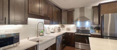 冷蔵庫、電子レンジ、オーブン、コンロ