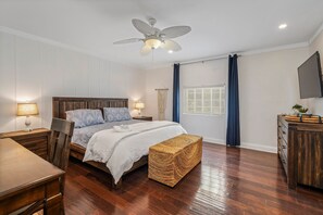 3 makuuhuonetta, työpöytä, silitysrauta/-lauta, vauvan matkasänky