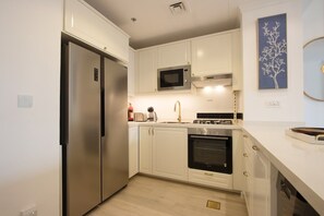 ثلاجة، ميكروويف، فرن، موقد طهي مسطح