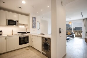 ثلاجة، ميكروويف، فرن، موقد طهي مسطح