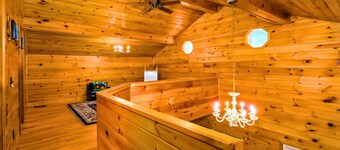 Private Ellijay Cabin Sleeps 6 - Loft, Stone Fireplace, Trails & Lake Nearby