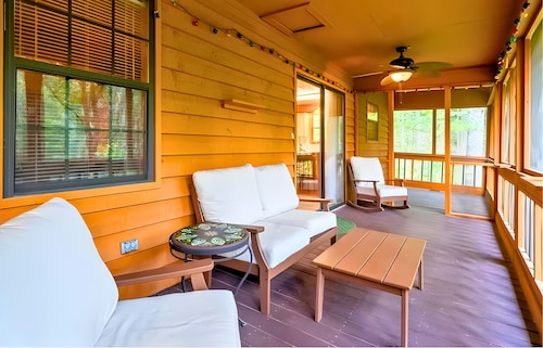 Private Ellijay Cabin Sleeps 6 - Loft, Stone Fireplace, Trails & Lake Nearby