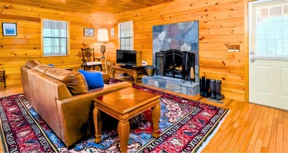 Private Ellijay Cabin Sleeps 6 - Loft, Stone Fireplace, Trails & Lake Nearby