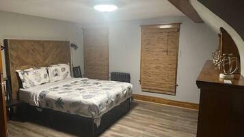 Een bureau, gratis wifi, beddengoed