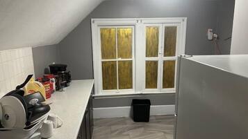 Een koelkast, een microgolfoven, een oven, een kookplaat