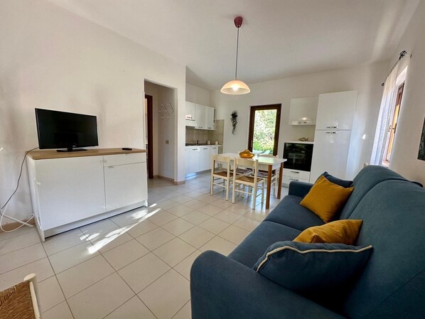 Apartment | Living area | 22-inch flat-screen TV with cable channels - Villetta Oasi La Cinta Centro (San Teodoro)
