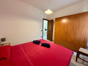 Apartment | Iron/ironing board, cribs/infant beds