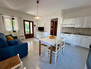 Apartment | Private kitchenette | Full-sized fridge, oven, stovetop, cookware/dishes/utensils - Villetta Oasi La Cinta Centro (San Teodoro)