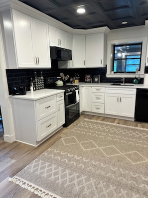 ثلاجة، ميكروويف، فرن، موقد طهي مسطح