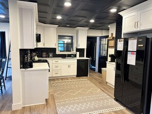 ثلاجة، ميكروويف، فرن، موقد طهي مسطح