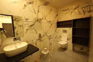 Habitación Deluxe doble, vistas a la ciudad | Escritorio, espacio para trabajar con un portátil, wifi gratis