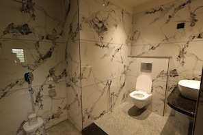 Habitación doble Deluxe, vista a la ciudad | Baño | Amenidades de baño gratuitas, toallas, jabón, shampoo 