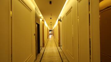 Deluxe-Doppelzimmer, Stadtblick | Schreibtisch, laptopgeeigneter Arbeitsplatz, kostenloses WLAN