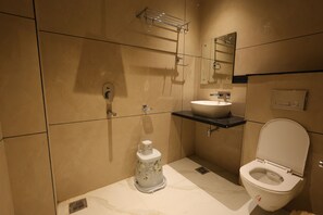 غرفة ديلوكس مزدوجة - منظر للمدينة | مكتب ومساحة عمل للكمبيوتر المحمول وواي فاي مجانًا