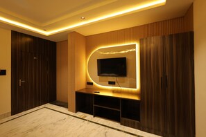 Deluxe Double Room, City View | Desk, laptop workspace, free WiFi - Hotel Moti (Mau Ranipur)