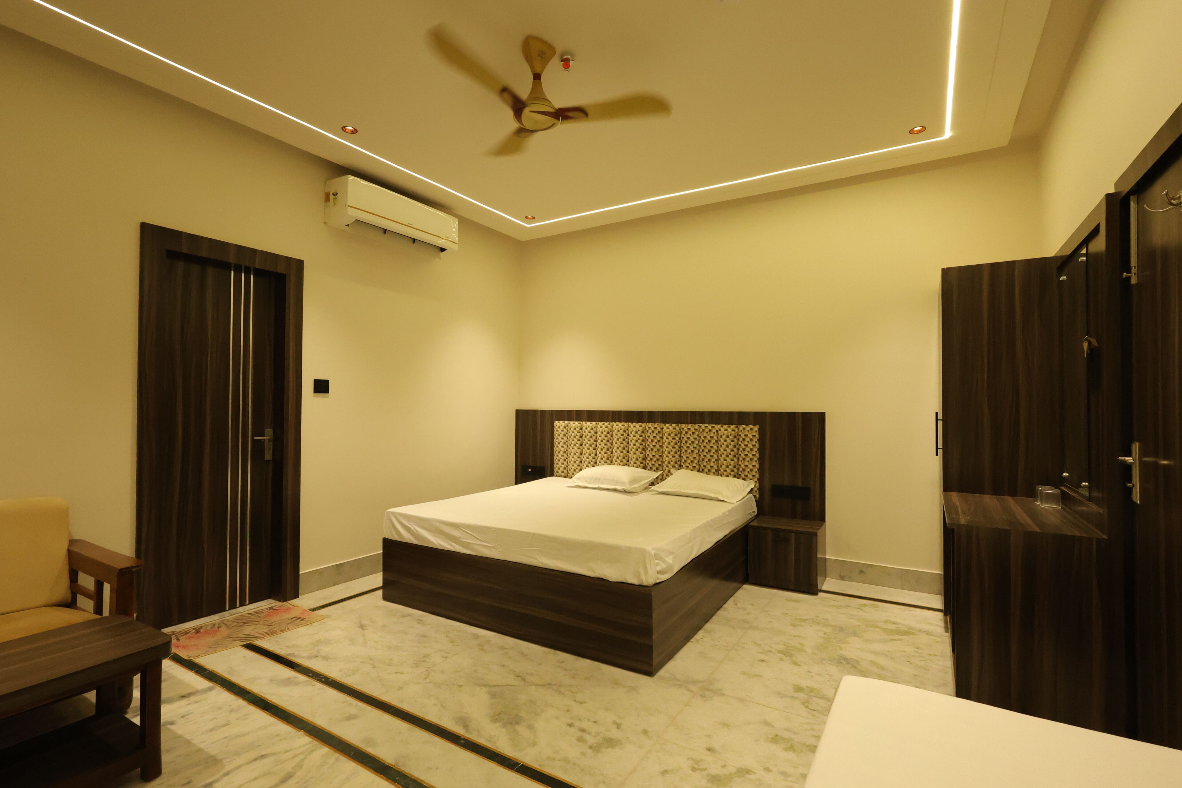 Deluxe Double Room, City View | Desk, laptop workspace, free WiFi