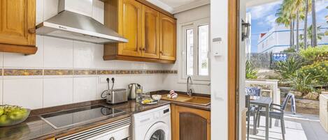 Réfrigérateur, micro-ondes, four, cafetière/bouilloire