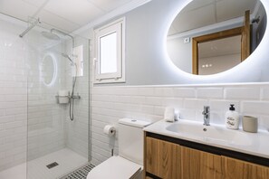 Dusche, Haartrockner, Handtücher, Toilettenpapier