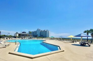 Una piscina al aire libre, una piscina climatizada