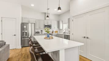 Réfrigérateur, four à micro-ondes, un four, surface de cuisson