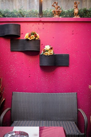 Property grounds - Cozy 2BR Dunbar Home near UBC & Kits Beach (Vancouver)