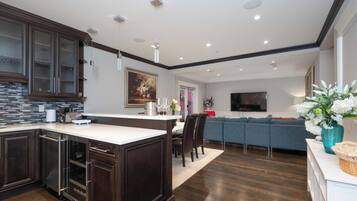 Een koelkast, een magnetron, een vaatwasser