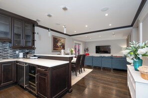 Fridge, microwave, dishwasher, coffee/tea maker - Cozy 2BR Dunbar Home near UBC & Kits Beach (Vancouver)