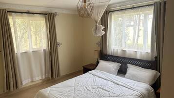 4 bedrooms, iron/ironing board, WiFi, bed sheets