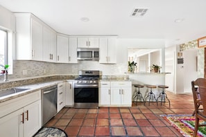 Microondas, horno, parrilla de estufa y lavavajillas