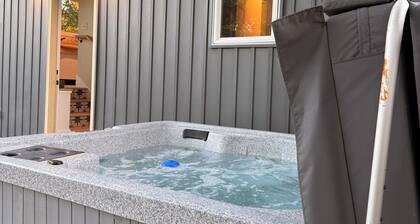 Modern 3BR with Hot Tub + Arcades, 2 mi to Shattuck-1.5 mi to Hospital