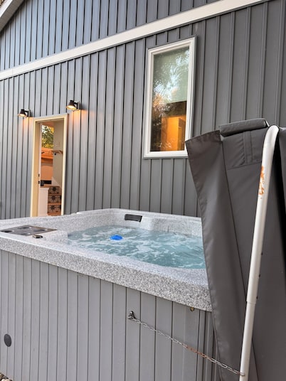 LindHaven-Modern Retreat-3BR with Hot Tub + Sauna + Arcades, 2 mi to Shattuck