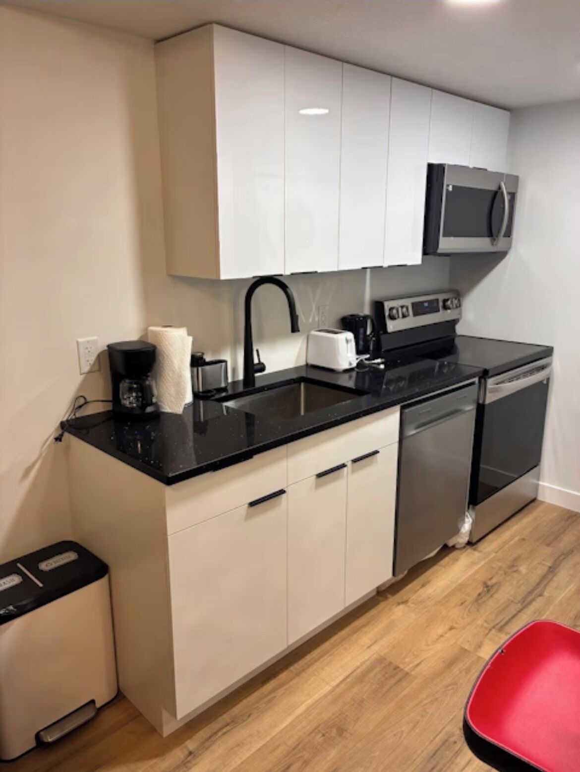 ثلاجة، ميكروويف، فرن، موقد طهي مسطح