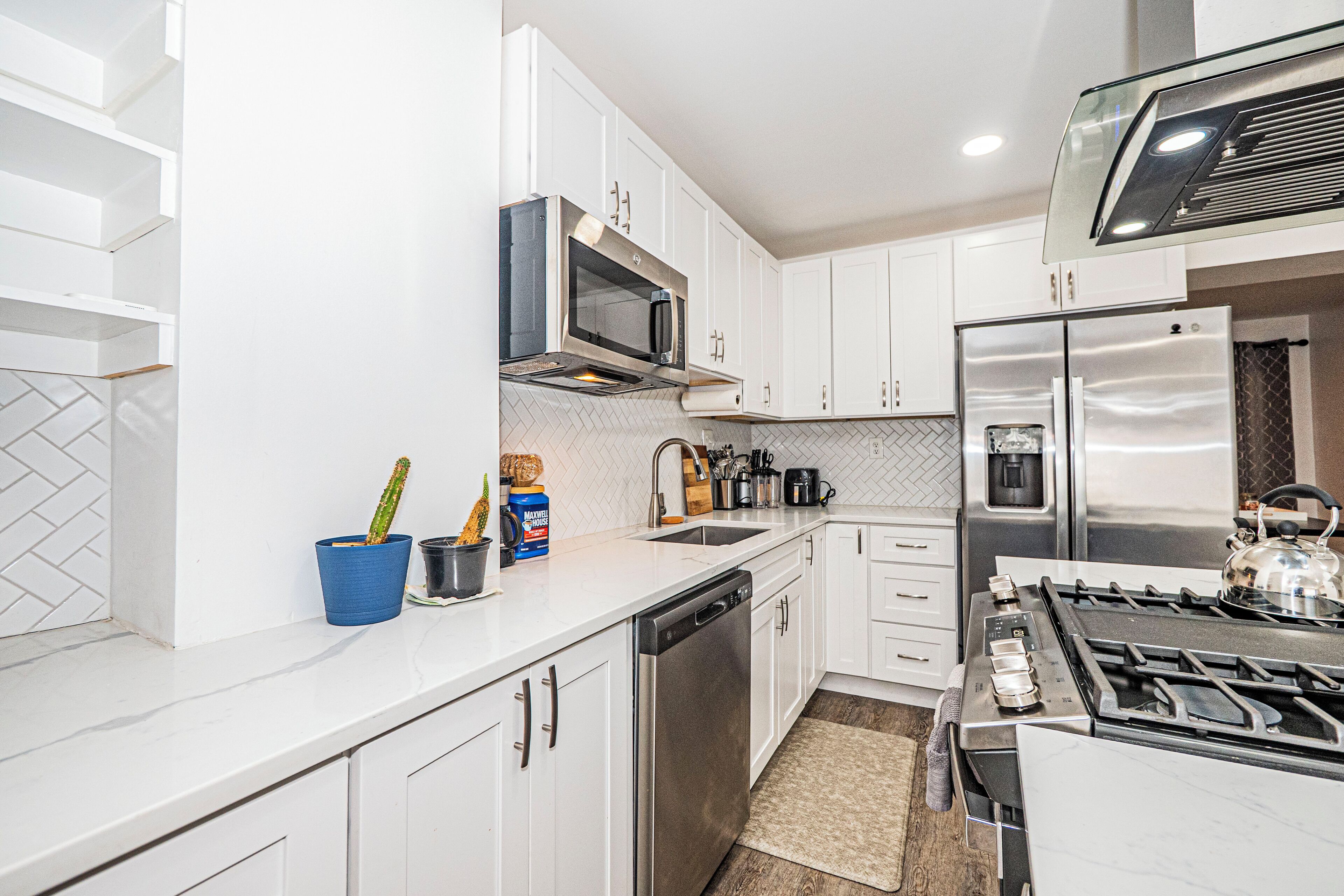 Refrigerador, microondas, horno y parrilla de estufa 