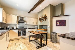 Fridge, microwave, oven, dishwasher - Rosewood Cottage in Henley (Henley-On-Thames)