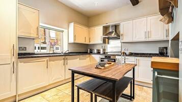 Kühlschrank, Mikrowelle, Ofen, Geschirrspüler