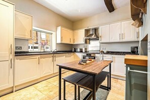 Réfrigérateur, micro-ondes, four, lave-vaisselle