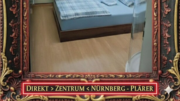 Ein Schlafzimmer mit Bett, Vorhängen und einem Fenster.