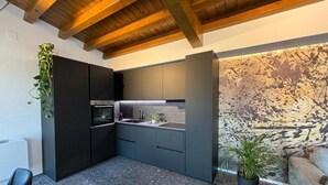 Cafetera/tetera, refrigerador, microondas, horno