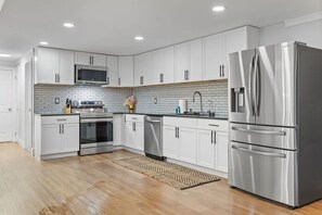 Réfrigérateur, four à micro-ondes, un four, surface de cuisson