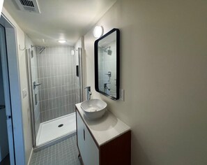 Shower, hair dryer, towels, soap - New construction 4-bedroom, 3 bathroom townhome in Los Angeles (Los Angeles)