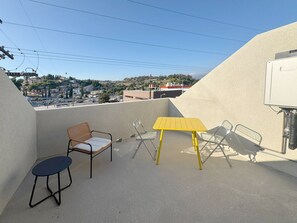 Outdoor dining - New construction 4-bedroom, 3 bathroom townhome in Los Angeles (Los Angeles)